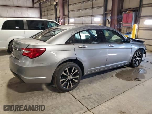 2014 Chrysler 200 Touring z VIN 1C3CCBBG5EN153529, wystawiony jako Copart lot #68202405 z przebiegiem 108 822 mil mil oraz Szkoda całkowita • Salvage title. Historia ofert i sprzedaży dostępna na DreamBid. Obrazek 3.