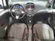 2015 Chevrolet Spark LS z VIN KL8CB6S92FC738906, wystawiony jako Copart lot #91193185 z przebiegiem 86 872 mil mil oraz Czysty tytuł • Clean title. Historia ofert i sprzedaży dostępna na DreamBid. Obrazek 8.