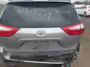 2015 Toyota Sienna XLE z VIN 5TDYK3DC8FS677001, wystawiony jako IAAI lot #42885539 z przebiegiem 135 217 mil mil oraz . Historia ofert i sprzedaży dostępna na DreamBid. Obrazek 16.