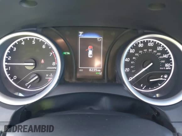 2023 Toyota Camry LE z VIN 4T1R11AK2PU828477, wystawiony jako IAAI lot #43449545 z przebiegiem 8 235 mil mil oraz . Historia ofert i sprzedaży dostępna na DreamBid. Obrazek 7.