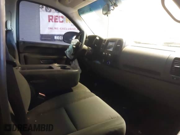 2011 Chevrolet Silverado 1500 LS z VIN 3GCPKREA6BG379230, wystawiony jako IAAI lot #41383308 z przebiegiem 322 050 mil mil oraz . Historia ofert i sprzedaży dostępna na DreamBid. Obrazek 5.