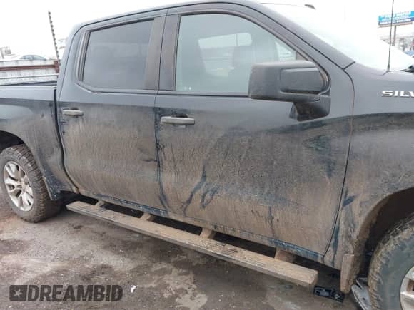 2021 Chevrolet Silverado 1500 Custom z VIN 3GCPYBEK5MG240336, wystawiony jako IAAI lot #41526759 z przebiegiem 102 995 mil mil oraz . Historia ofert i sprzedaży dostępna na DreamBid. Obrazek 13.