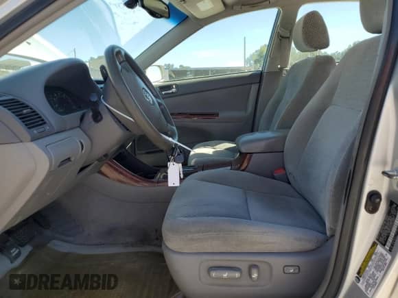 2004 Toyota Camry LE z VIN 4T1BE32K94U330420, wystawiony jako Copart lot #84407555 z przebiegiem 74 487 mil mil oraz Szkoda całkowita • Salvage title. Historia ofert i sprzedaży dostępna na DreamBid. Obrazek 7.