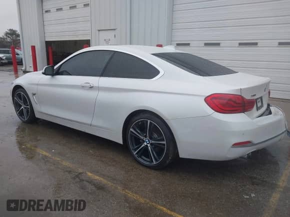 2019 BMW 4 Series 430i xDrive z VIN WBA4W5C51KAE51214, wystawiony jako IAAI lot #41225505 z przebiegiem 52 288 mil mil oraz . Historia ofert i sprzedaży dostępna na DreamBid. Obrazek 3.