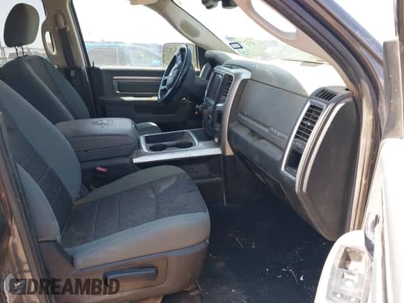 2019 Ram 1500 Big Horn z VIN 1C6RR6LT8KS529068, wystawiony jako IAAI lot #43127931 z przebiegiem 136 127 mil mil oraz . Historia ofert i sprzedaży dostępna na DreamBid. Obrazek 5.