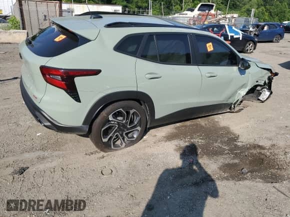2024 Chevrolet Trax 2RS с VIN KL77LJE24RC195907, выставлен на аукционе Copart как лот 64985555 с пробегом Не указан миль и Списание • Salvage title. История ставок и продаж доступна на DreamBid. Изображение 3.