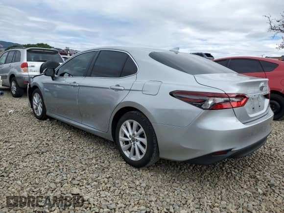 2022 Toyota Camry LE with VIN 4T1C11AK8NU051516, listed as a Copart auction lot 84958615 with 31,814 mi miles and Salvage title. Bid and sale history available at DreamBid. Image 2.