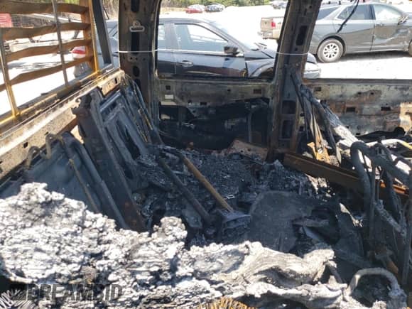 2006 Chevrolet Silverado 3500 DRW Wrk Trk с VIN 1GCJK33206F131187, выставлен на аукционе Copart как лот 68281934 с пробегом Не указан миль и Списание • Salvage title. История ставок и продаж доступна на DreamBid. Изображение 10.