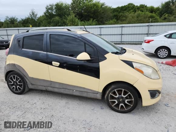 2013 Chevrolet Spark LT z VIN KL8CF6S93DC537131, wystawiony jako Copart lot #70428875 z przebiegiem 204 939 mil mil oraz Czysty tytuł • Clean title. Historia ofert i sprzedaży dostępna na DreamBid. Obrazek 4.