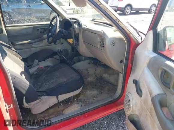 2000 Chevrolet S-10 LS with VIN 1GCCS1957Y8281688, listed as a IAAI auction lot 42932927 with 190,670 mi miles and . Bid and sale history available at DreamBid. Image 5.
