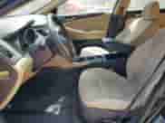 2013 Hyundai Sonata GLS z VIN 5NPEB4AC5DH749451, wystawiony jako Copart lot #65849325 z przebiegiem Nie podano mil oraz Czysty tytuł • Clean title. Historia ofert i sprzedaży dostępna na DreamBid. Obrazek 7.