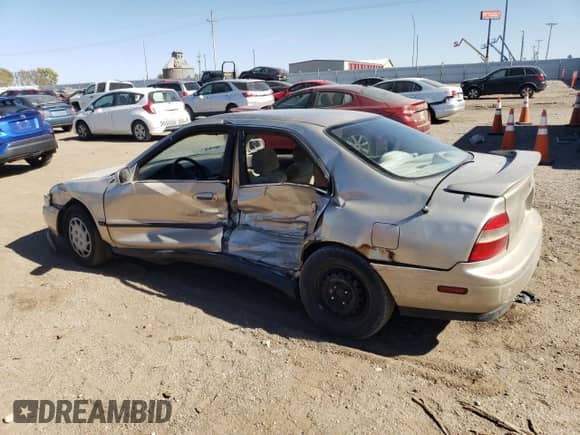 1994 Honda Accord LX z VIN 1HGCD5631RA137411, wystawiony jako Copart lot #76126484 z przebiegiem 212 681 mil mil oraz Szkoda całkowita • Salvage title. Historia ofert i sprzedaży dostępna na DreamBid. Obrazek 2.