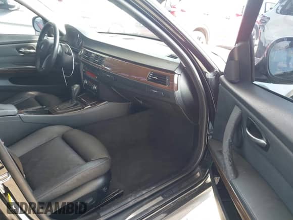 2009 BMW 3 Series 328i с VIN WBAPH77509NL83002, выставлен на аукционе IAAI как лот 43508744 с пробегом 112 302 миль миль и . История ставок и продаж доступна на DreamBid. Изображение 5.