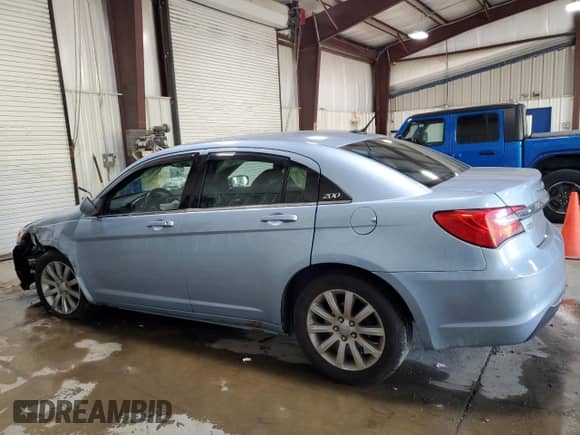 2014 Chrysler 200 Touring z VIN 1C3CCBBG3EN107052, wystawiony jako Copart lot #84816495 z przebiegiem 143 963 mil mil oraz Szkoda całkowita • Salvage title. Historia ofert i sprzedaży dostępna na DreamBid. Obrazek 2.