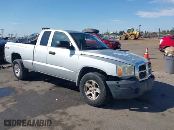2005 Dodge Dakota SLT with VIN 1D7HW42NX5S134596, listed as a IAAI auction lot 43314356 with 129,087 mi miles and . Bid and sale history available at DreamBid. Image 1.