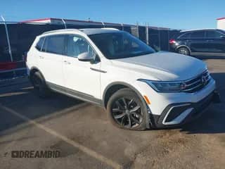 2024 Volkswagen Tiguan SE with VIN 3VV2B7AX1RM128279, listed as a IAAI auction lot 43526789 with 19,833 mi miles and . Bid and sale history available at DreamBid. Image 1.