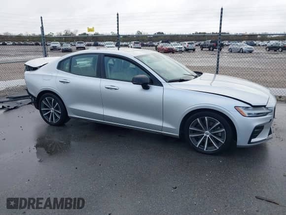 2022 Volvo S60 Momentum z VIN 7JRL12TZ9NG186640, wystawiony jako IAAI lot #41270568 z przebiegiem 15 789 mil mil oraz . Historia ofert i sprzedaży dostępna na DreamBid. Obrazek 14.