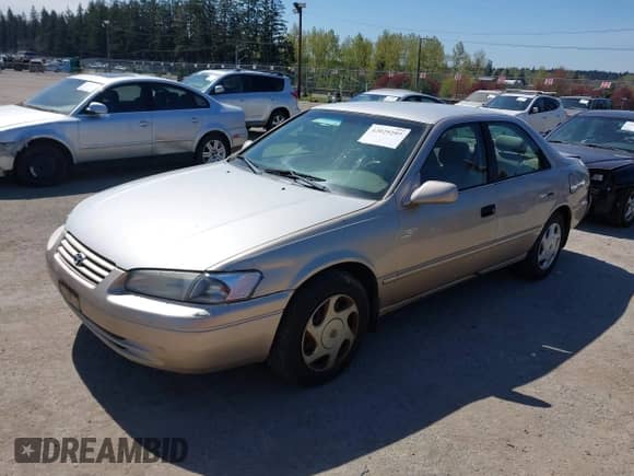 1997 Toyota Camry LE z VIN 4T1BF22K0VU029186, wystawiony jako IAAI lot #42029297 z przebiegiem 153 204 mil mil oraz . Historia ofert i sprzedaży dostępna na DreamBid. Obrazek 2.