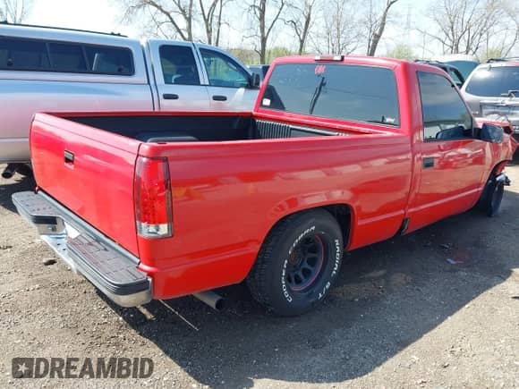 1995 GMC Sierra 1500 z VIN 1GTEC14H6SZ512332, wystawiony jako IAAI lot #42005858 z przebiegiem 85 007 mil mil oraz . Historia ofert i sprzedaży dostępna na DreamBid. Obrazek 4.