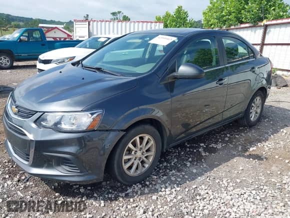 2019 Chevrolet Sonic LT z VIN 1G1JD5SBXK4119294, wystawiony jako IAAI lot #42595463 z przebiegiem 162 051 mil mil oraz . Historia ofert i sprzedaży dostępna na DreamBid. Obrazek 2.