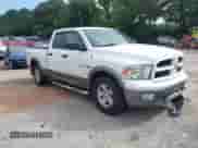 2010 Dodge 1500 SLT z VIN 1D7RB1GT9AS122116, wystawiony jako IAAI lot #42629100 z przebiegiem 124 683 mil mil oraz . Historia ofert i sprzedaży dostępna na DreamBid. Obrazek 1.