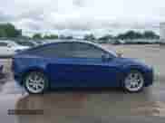 2022 Tesla Model Y Long Range z VIN 7SAYGAEE1NF399523, wystawiony jako IAAI lot #43175077 z przebiegiem 115 467 mil mil oraz . Historia ofert i sprzedaży dostępna na DreamBid. Obrazek 14.