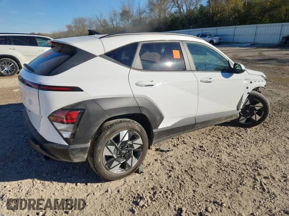 2025 Hyundai Kona SEL z VIN KM8HB3AB7SU323659, wystawiony jako Copart lot #90120955 z przebiegiem 11 269 mil mil oraz Szkoda całkowita • Salvage title. Historia ofert i sprzedaży dostępna na DreamBid. Obrazek 3.