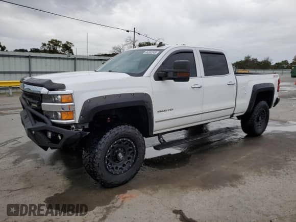 2018 Chevrolet Silverado 2500HD LTZ z VIN 1GC1KWEG4JF208534, wystawiony jako Copart lot #85362345 z przebiegiem 104 051 mil mil oraz Szkoda całkowita • Salvage title. Historia ofert i sprzedaży dostępna na DreamBid. Obrazek 1.