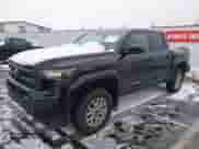 2024 Toyota Tacoma SR5 z VIN 3TMKB5FN3RM004833, wystawiony jako IAAI lot #41580572 z przebiegiem 7 039 mil mil oraz . Historia ofert i sprzedaży dostępna na DreamBid. Obrazek 18.