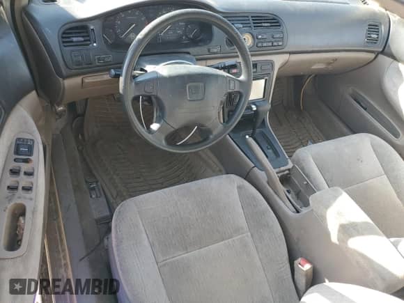 1994 Honda Accord LX z VIN 1HGCD5639RA083324, wystawiony jako Copart lot #84541054 z przebiegiem 175 409 mil mil oraz Szkoda całkowita • Salvage title. Historia ofert i sprzedaży dostępna na DreamBid. Obrazek 8.