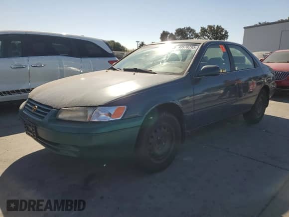 1997 Toyota Camry LE z VIN 4T1BF22KXVU922661, wystawiony jako Copart lot #80578295 z przebiegiem 239 925 mil mil oraz Szkoda całkowita • Salvage title. Historia ofert i sprzedaży dostępna na DreamBid. Obrazek 1.