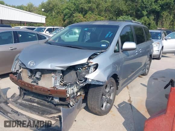 2013 Toyota Sienna SE z VIN 5TDXK3DC7DS388622, wystawiony jako IAAI lot #43098422 z przebiegiem 135 022 mil mil oraz . Historia ofert i sprzedaży dostępna na DreamBid. Obrazek 17.