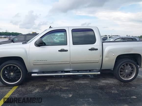 2013 Chevrolet Silverado 1500 LS z VIN 3GCPCREA3DG285970, wystawiony jako IAAI lot #43182821 z przebiegiem 289 384 mil mil oraz . Historia ofert i sprzedaży dostępna na DreamBid. Obrazek 14.