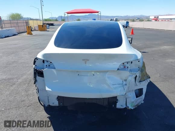 2021 Tesla Model Y Long Range с VIN 5YJYGDEE3MF219908, выставлен на аукционе IAAI как лот 43170922 с пробегом Не указан миль и . История ставок и продаж доступна на DreamBid. Изображение 16.