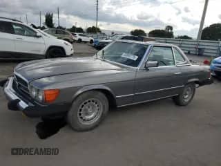 1984 Mercedes-Benz 380 SL z VIN WDBBA45A3EA015381, wystawiony jako Copart lot #85890775 z przebiegiem 13 205 mil mil oraz Czysty tytuł • Clean title. Historia ofert i sprzedaży dostępna na DreamBid. Obrazek 1.