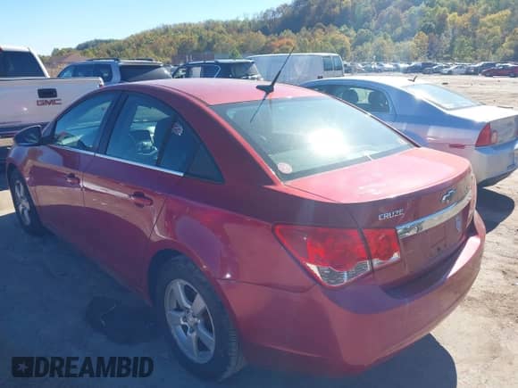 2012 Chevrolet Cruze 1LT z VIN 1G1PL5SC0C7364711, wystawiony jako IAAI lot #43464372 z przebiegiem 183 334 mil mil oraz . Historia ofert i sprzedaży dostępna na DreamBid. Obrazek 3.