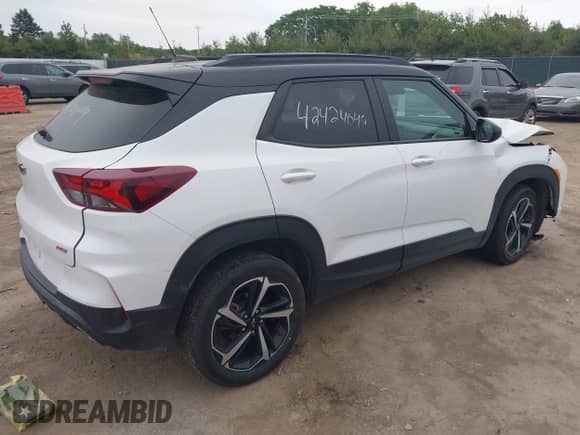 2022 Chevrolet TrailBlazer RS z VIN KL79MTSL0NB072068, wystawiony jako IAAI lot #42424049 z przebiegiem 38 998 mil mil oraz . Historia ofert i sprzedaży dostępna na DreamBid. Obrazek 4.