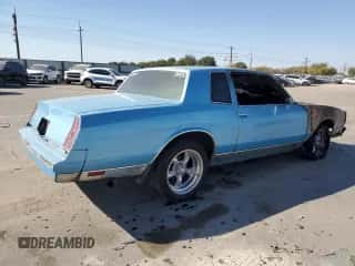 1985 Chevrolet Monte Carlo Sport z VIN 1G1GZ37Z2FR127808, wystawiony jako Copart lot #76112524 z przebiegiem Nie podano mil oraz Szkoda całkowita • Salvage title. Historia ofert i sprzedaży dostępna na DreamBid. Obrazek 3.
