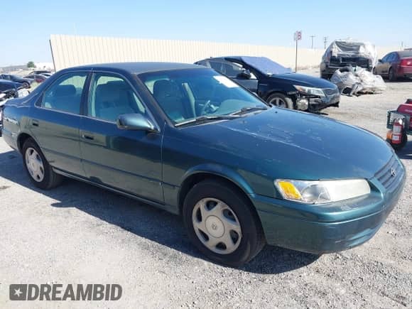 1997 Toyota Camry LE z VIN 4T1BF22KXVU915631, wystawiony jako IAAI lot #42552584 z przebiegiem 226 135 mil mil oraz . Historia ofert i sprzedaży dostępna na DreamBid. Obrazek 1.