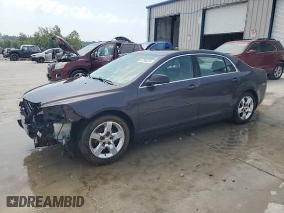 2011 Chevrolet Malibu 1LS z VIN 1G1ZB5E15BF187650, wystawiony jako Copart lot #67963335 z przebiegiem 186 980 mil mil oraz Szkoda całkowita • Salvage title. Historia ofert i sprzedaży dostępna na DreamBid. Obrazek 1.