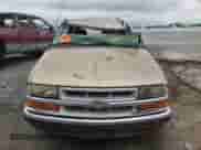 2000 Chevrolet Blazer LS z VIN 1GNCS13W6Y2155253, wystawiony jako Copart lot #55951095 z przebiegiem 243 661 mil mil oraz Szkoda całkowita • Salvage title. Historia ofert i sprzedaży dostępna na DreamBid. Obrazek 5.