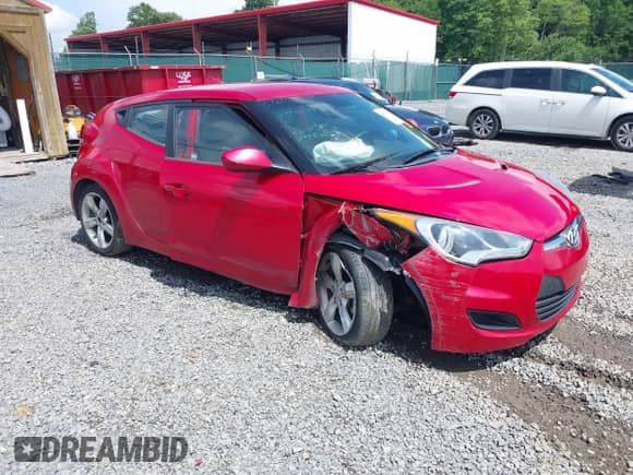 2013 Hyundai Veloster w/Black Int z VIN KMHTC6AD3DU095401, wystawiony jako IAAI lot #42577655 z przebiegiem 97 248 mil mil oraz . Historia ofert i sprzedaży dostępna na DreamBid. Obrazek 1.