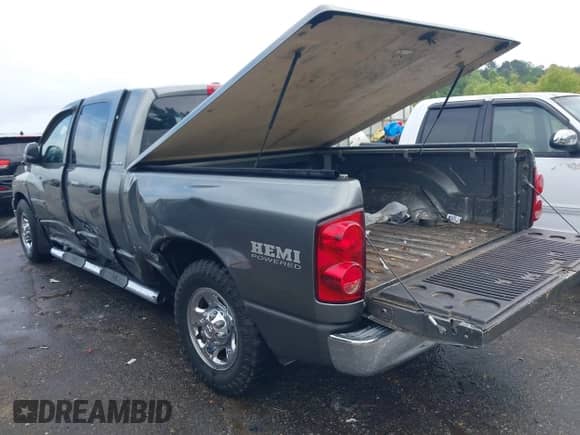 2007 Dodge 1500 SLT z VIN 3D7KR19D57G736423, wystawiony jako IAAI lot #42145607 z przebiegiem 298 274 mil mil oraz . Historia ofert i sprzedaży dostępna na DreamBid. Obrazek 3.