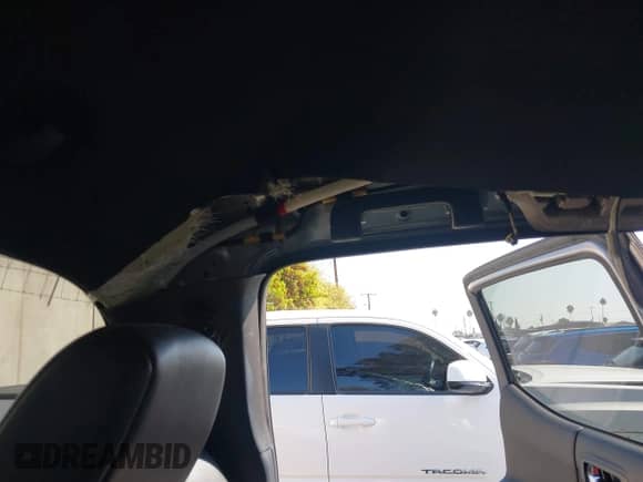 2018 Toyota Tacoma SR5 z VIN 5TFDZ5BN4JX036781, wystawiony jako IAAI lot #43357941 z przebiegiem 49 583 mil mil oraz . Historia ofert i sprzedaży dostępna na DreamBid. Obrazek 19.