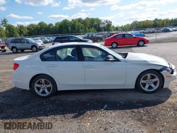 2013 BMW 3 Series 328i xDrive z VIN WBA3B3C5XDJ810099, wystawiony jako IAAI lot #43180136 z przebiegiem 153 650 mil mil oraz . Historia ofert i sprzedaży dostępna na DreamBid. Obrazek 13.