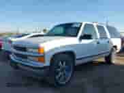 1998 Chevrolet Suburban z VIN 3GNEC16R7WG140146, wystawiony jako IAAI lot #41426285 z przebiegiem 356 757 mil mil oraz . Historia ofert i sprzedaży dostępna na DreamBid. Obrazek 2.