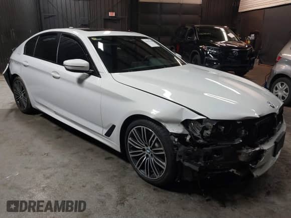 2019 BMW 5 Series 540i xDrive z VIN WBAJE7C55KWW19065, wystawiony jako IAAI lot #41835435 z przebiegiem 45 087 mil mil oraz . Historia ofert i sprzedaży dostępna na DreamBid. Obrazek 1.