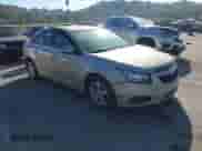 2014 Chevrolet Cruze 1LT z VIN 1G1PC5SB5E7341841, wystawiony jako IAAI lot #43574877 z przebiegiem 113 006 mil mil oraz . Historia ofert i sprzedaży dostępna na DreamBid. Obrazek 1.