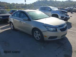 2014 Chevrolet Cruze 1LT z VIN 1G1PC5SB5E7341841, wystawiony jako IAAI lot #43574877 z przebiegiem 113 006 mil mil oraz . Historia ofert i sprzedaży dostępna na DreamBid. Obrazek 1.