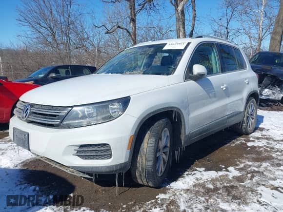2017 Volkswagen Tiguan Wolfsburg Edition z VIN WVGRV7AX1HK005782, wystawiony jako IAAI lot #41624861 z przebiegiem 114 660 mil mil oraz . Historia ofert i sprzedaży dostępna na DreamBid. Obrazek 6.